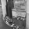 Дзяды 1990 года, усталяванне капліцы каля будынка КДБ, фота Уладзіміра Сапагова (1952-2012).   